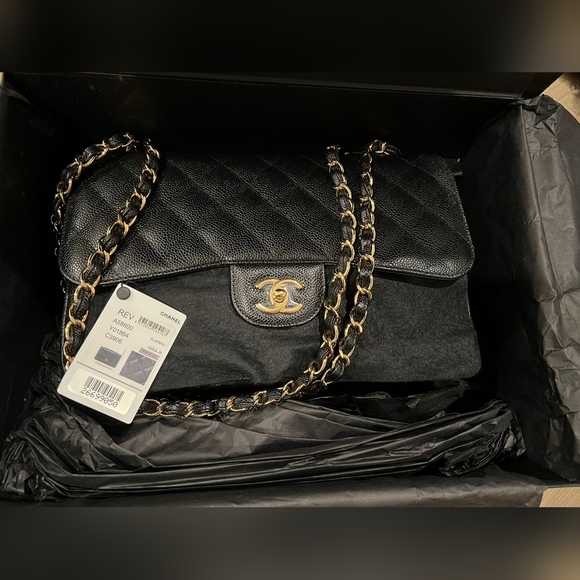 CHANEL Handbags - Gorgeous Chanel Black Quilted  Shoulder Bag with Gold Chain 💯Fabulous